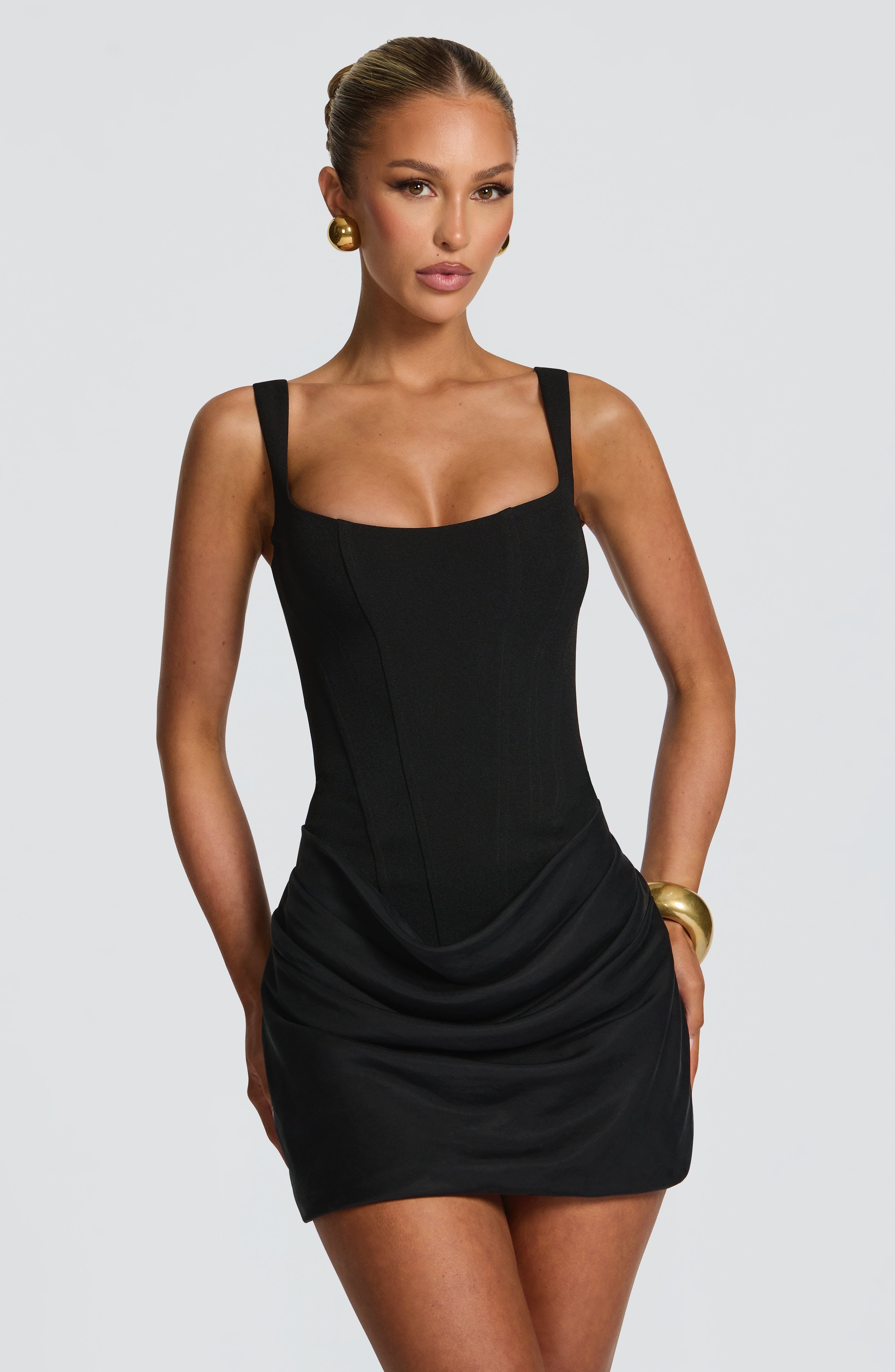 Vestido Amalia corto drapeado con espalda semiabierta