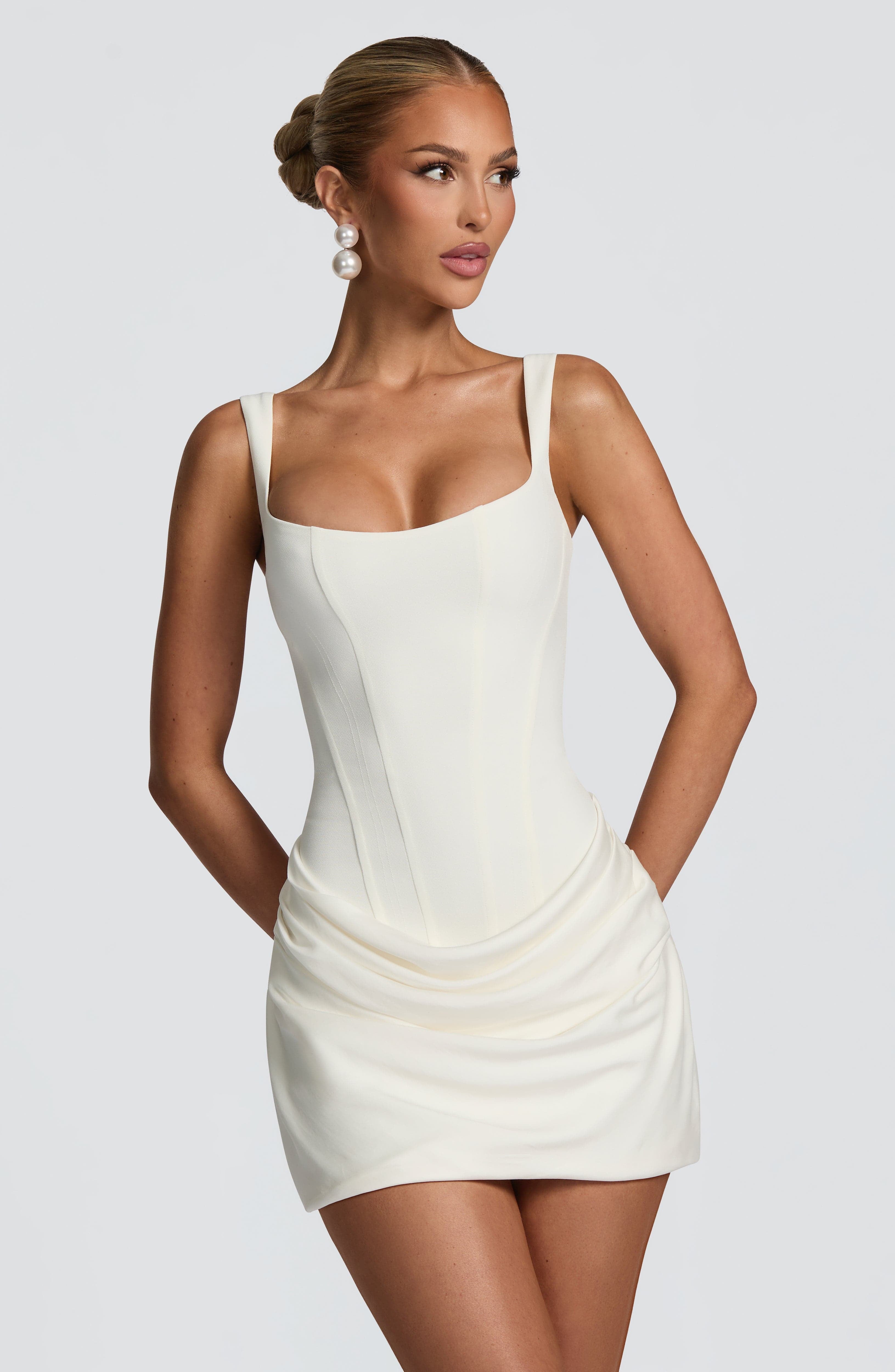 Vestido Amalia corto drapeado con espalda semiabierta