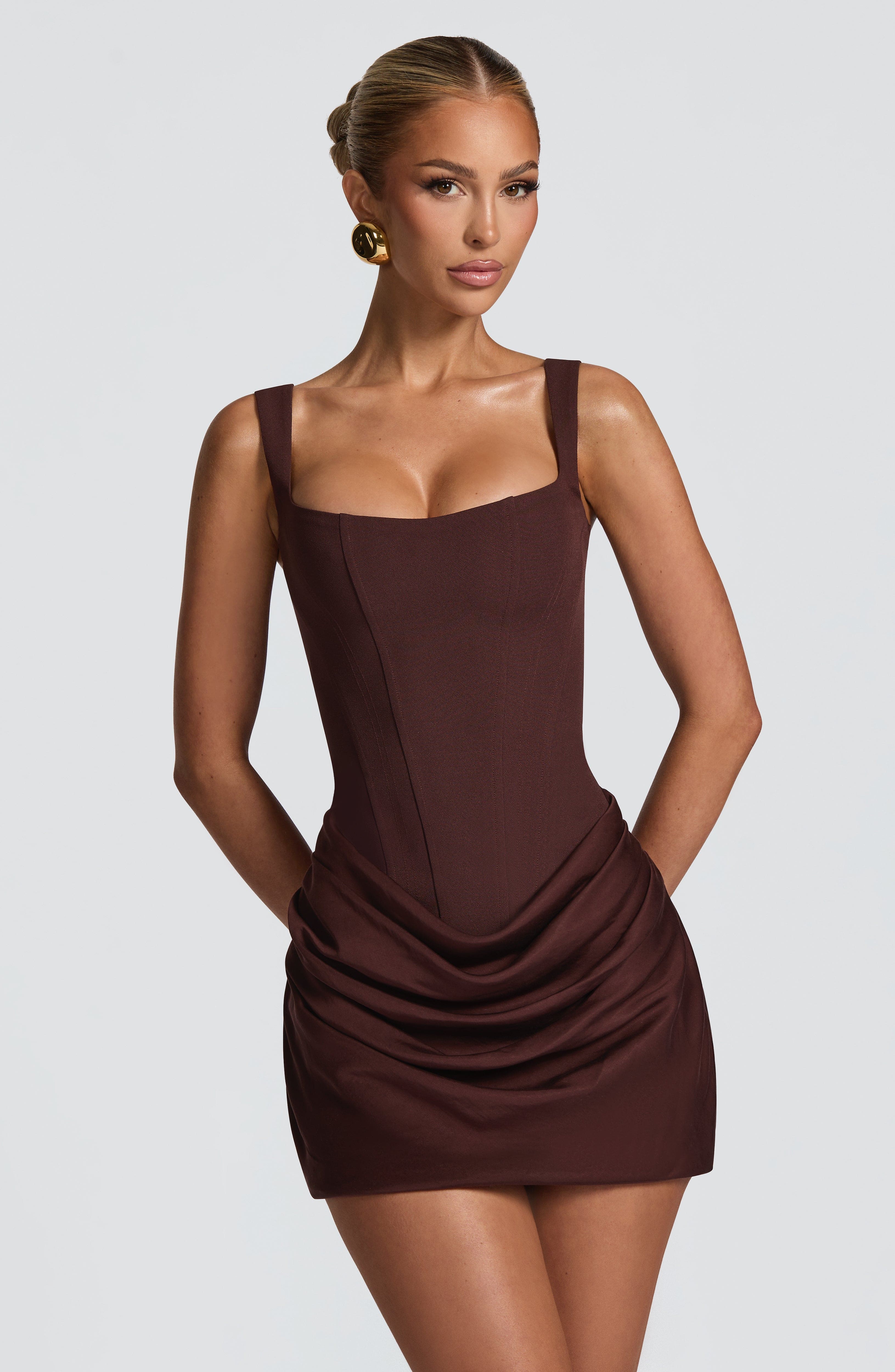 Vestido Amalia corto drapeado con espalda semiabierta